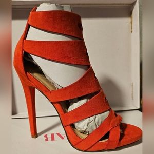 Nuevas sin usar. Sandalias de tacon color red sz 7.5